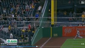 ▲海盜小球迷接走界外球。（圖／翻攝自海盜推特）