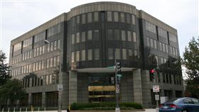 美國眾議院外委會1、2日審議抗中「老鷹法案」，法案更新後包裹多條友台條文，包括美台就駐美代表處正名一事展開協商。圖為駐美代表處。（圖／翻攝自維基百科，版權屬公有領域）

