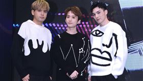 黃偉晉、邱鋒澤、陳零九主持「凹嗚狼人殺」線上版。（圖／八大提供）