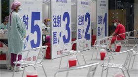 疫苗施打站注射區避開4號新光醫院在台灣科學教育館大廳設置武漢肺炎疫苗施打站，注射區避開台灣習俗中不吉利的數字4號。中央社記者徐肇昌攝  110年6月22日
