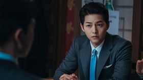 韓國男神宋仲基主演《黑道律師文森佐》。（圖／Netflix提供）