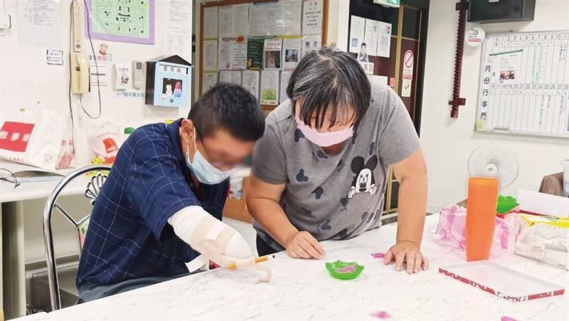 不惜離家　她只為陪伴燒燙傷友復健