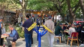 人口高齡負擔加重　中國學者：須提高勞動生產率中國官方學者楊舸10日撰文指出，人口高齡負擔不斷加重的背景下，中國「人口紅利」的來源由勞動力數量轉變為勞動力素質，必須以提高勞動生產率換取勞動投入的下降。圖為北京一處公園，老年人聚集遊憩。中央社記者繆宗翰北京攝　110年5月10日