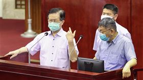 北市議會開會　柯文哲、黃世傑備詢（2）台北市議會21日要求市長柯文哲（右）赴議會報告110年度台北市總預算第1次追加（減）預算案編製經過、武漢肺炎疫情等。衛生局長黃世傑（左）與柯文哲一同備詢。中央社記者鄭清元攝  110年6月21日