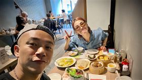 阿Ben跟老婆徐小可近來居家防疫。（圖／翻攝臉書）