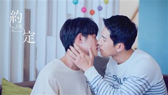 嗨玩紅色豬豬！男星激吻男友有夠激情