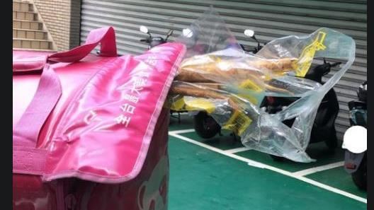 客人點「這根」太長！外送員硬塞尷尬