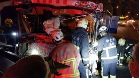 新北,國道,華航遊覽車,聯結車,追撞,司機,骨折（圖／翻攝畫面）