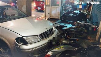 轎車過彎衝進騎樓　毀7機車4人受傷