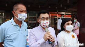 國民黨主席江啟臣今（3）日上午協同雲林縣長張麗善、林文瑞委員、李明哲議員、廖偉晴議員等人，先後至雲林若瑟醫院、雲林基督教醫院進行「防疫我+1」物資捐贈活動。 圖／國民黨提供