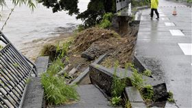 日本熱海市發生大規模土石流「約20人失聯」民眾目睹嚇壞。圖為神奈川暴雨引發洪水照片。（圖／美聯社／達志影像）