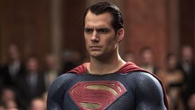 「超人」亨利卡維爾親自先前被拍到與新對象牽手溜狗。（圖／翻攝自Henry Cavill IG）