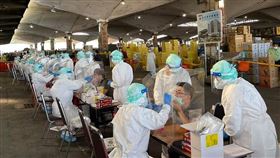 北農第一果菜市場（環南市場）3日一早由台北榮總團隊進駐做PCR篩檢（圖／北榮提供）