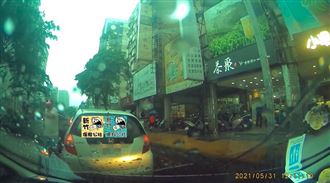 女狂叭「佔位哥」　他抓狂拍窗還踹車