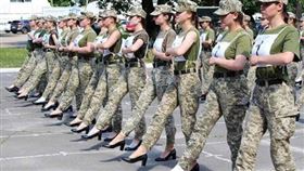 ▲烏克蘭女兵訓練踢正步。（圖／翻攝自烏克蘭國防部臉書）