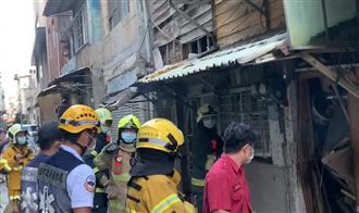 快訊／高雄鹽埕區老屋倒塌！民眾受困