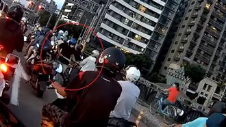 疑行車糾紛不爽　男竟持開山刀闖車陣