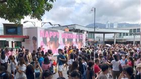 昨逾千盧瀚霆的死忠粉絲到場，疑似違反禁聚令。（圖／翻攝自ansonlht IG）