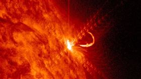 「太陽閃焰」大爆發！鄭明典曝太空震撼照：不弱 （圖／翻攝自鄭明典臉書）