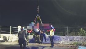  ▲(有碼版)新北市瑞芳，侯硐車站前基隆河畔，發生溺水意外，許姓男子和妻子、友人等一共7人深夜在河床上戲水抓蝦，許男不慎翻落溺水，送醫不治。（圖／翻攝畫面）