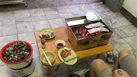 居家烤肉超嗨！下秒飄出「檜木味」收桌一看糗了：整片黑（圖／翻攝自爆廢公社2館）