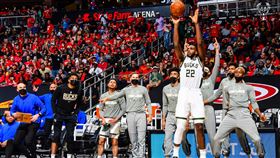 ▲米道頓（Khris Middleton）第三節爆發攻下23分。（圖／翻攝自公鹿推特）