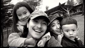 方志友在臉書祝賀花甲之年公公：｢壽辰快樂」。(圖／翻拍自方志友臉書）