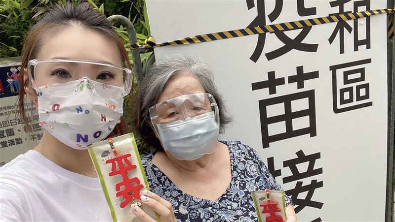 陪80歲阿嬤打莫德納！謝金晶「這舉動」遭護理師緊急阻止 | 娛樂星聞 | 三立新聞網 SETN.COM - Vimarsana News