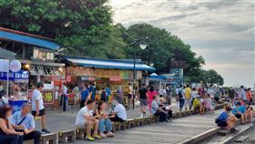 ▲民眾自行「微解封」，聚集在新北市八里左岸渡船頭。不少民眾脫下口罩吃東西、邊走邊吃。（圖／翻攝畫面）