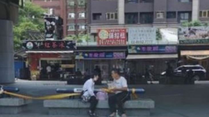 提前解封？他目睹在外無罩進食氣炸