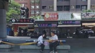 提前解封？他目睹在外無罩進食氣炸