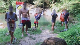 7人闖灰窯瀑布戲水　沒戴口罩遭取締