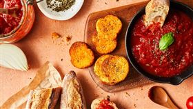 防疫在家超悶？快用烤箱玩新料理　不然就吃這些零食吧（圖／品牌提供）