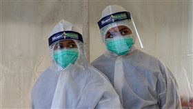 印尼武漢肺炎篩檢塞車印尼武漢肺炎確診患者的死亡率是亞洲國家最高。印尼官員指出，主要是篩檢病毒的設備及人力資源不足，導致檢測率過低。圖為19日在雅加達為民眾進行血液快篩的護理人員。中央社記者石秀娟雅加達攝  109年4月29日