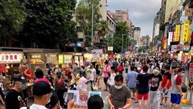 人流控管？寧夏夜市「盛況照」曝光　眾看傻：關在家像白痴（圖／翻攝自爆料公社）