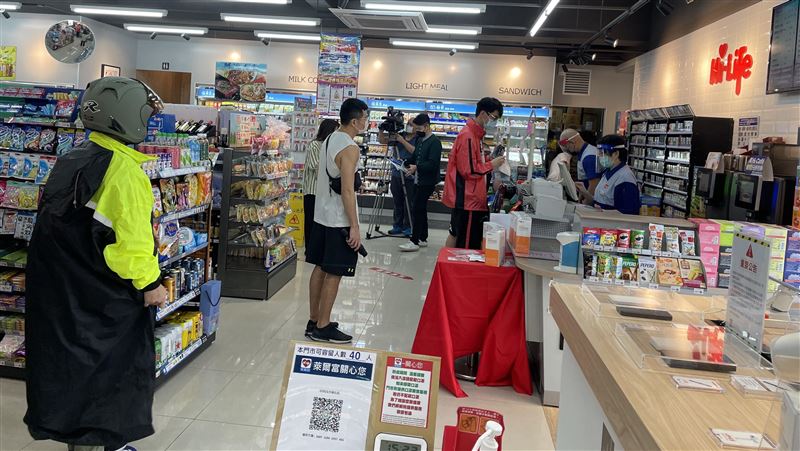「快篩試劑還有嗎？」超商店員秒後退