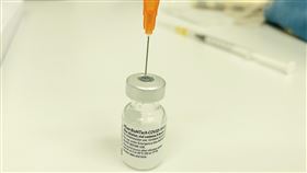 土耳其敲定1億2000萬劑輝瑞疫苗德國生技公司BioNTech共將對土耳其出貨1億2000萬劑輝瑞大藥廠與BioNTech合作研發疫苗。圖為安卡拉巿醫院診間4月8日完成接種後留下的該款疫苗玻璃瓶。中央社記者何宏儒安卡拉攝  110年5月21日