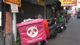 怕成這樣!外送員躲花圃吃飯 網籲:別再檢舉