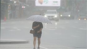 台北午後滂沱大雨（1）受滯留鋒面及西南風影響，大台北地區22日午後下起滂沱大雨，街頭民眾雨中撐傘低頭前進。中央社記者徐肇昌攝  110年6月22日