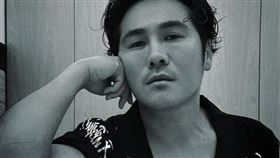 曬超近自拍！曹格突喊「好久沒露鳥」粉絲看傻：還可以更大（圖／翻攝自曹格臉書）