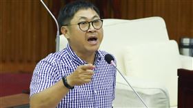 議員質疑罷韓後罷柯台北市議會8日下午進行市政總質詢，無黨籍台北市議員陳建銘（圖）質詢時表示，「罷韓」通過，高雄市長韓國瑜指稱遭國家隊打壓，是否有同感，後續會不會變成「罷柯」。中央社記者張新偉攝　109年6月8日