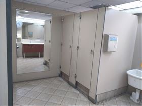 ▲員工能不能在廁所裡刷牙，台北地院內意外引發爭論。（圖／翻攝畫面）