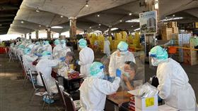 北農第一果菜市場（環南市場）3日一早由台北榮總團隊進駐做PCR篩檢（圖／北榮提供）