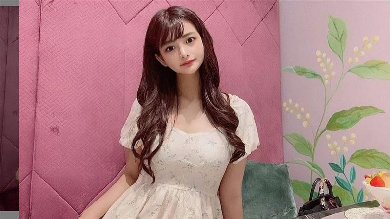 AV女優只穿Bra　舉手擠出一壕溝