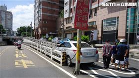 雲林斗六平路地下道，轎車誤闖機車道，卡住，吊車吊掛