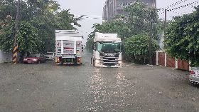 高雄一級淹水警戒　岡山積水20公分高