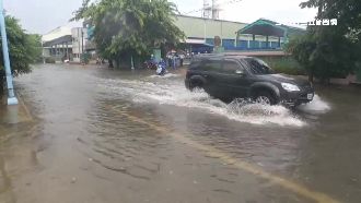 高雄路竹雨量破百　車主：半台車泡水