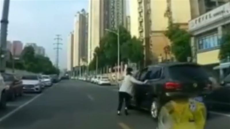 開車撞到人　大媽下秒竟把自己也輾了