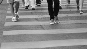 6旬婦過馬路遭撞飛，傷重不治。（示意圖／pixabay）