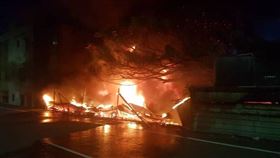 石門一處倉庫昨晚起火。（圖／翻攝畫面）